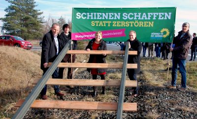 Grüne setzen symbolisch Holzgleise auf Trasse der Steigerwaldbahn ein